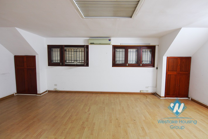 Unfurnished 4 bedrooms house with garage for rent in Xuan Dieu st, Tay Ho area.